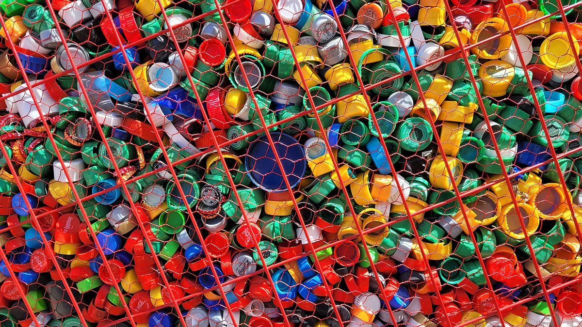 Illustration Le plastique est pratique... pour ceux qui en tirent des milliards !