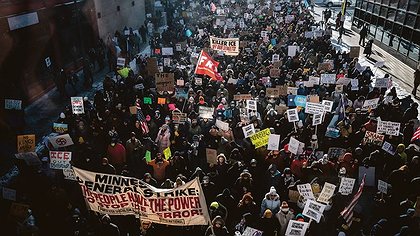 Illustration une police en guerre contre la population